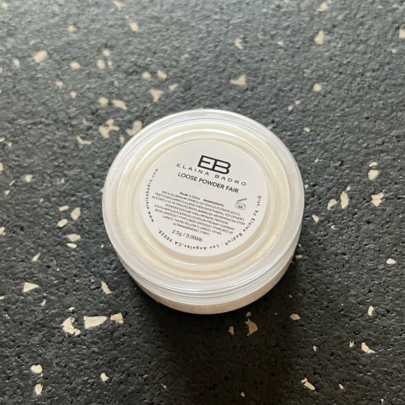 ELAINA BADRO | Loose Powder in Light - Picture 4 of 5